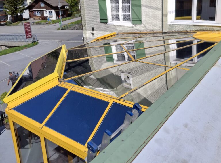 Verglaste gelbe Veranda eines Hauses.